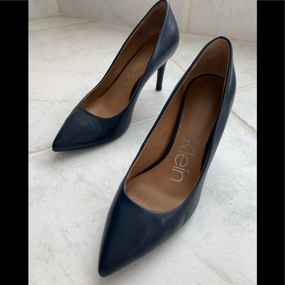 Navy Calvin Klein “Gayle” pumps